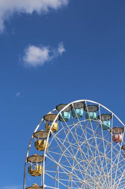 Dönme dolap mavi gökyüzü arkaplanına karşı