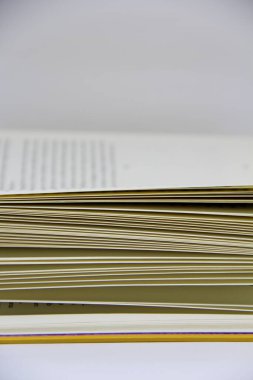 Açılmış kitabın masadaki yakın görüntüsü