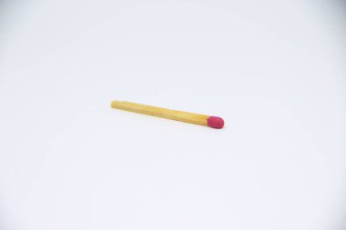 Beyaz arkaplanda tek kibrit çöpü