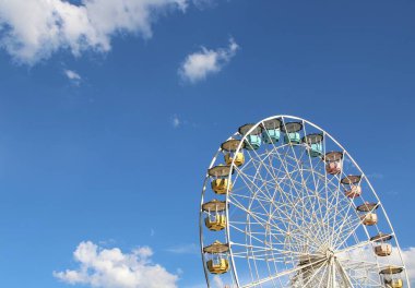 Dönme dolap mavi gökyüzü arkaplanına karşı