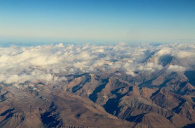 Bulutlardaki dağların güzel hava manzarası 