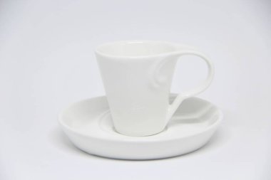 Beyaz arkaplanda fincan ve fincan tabağı görüntüsü 
