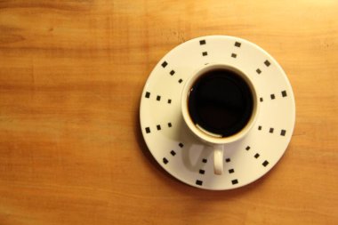 Ahşap arka planda bir fincan dolusu kahve manzarası