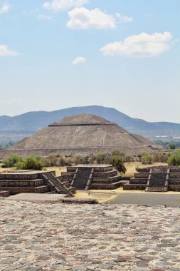 Meksika 'da antik bir şehir olan Teotihuacan, piramitlerin ve harabelerin manzarası