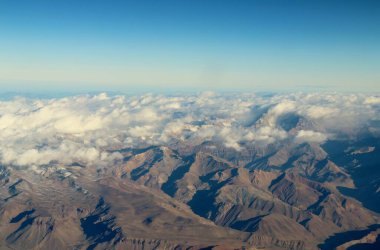 Bulutlardaki dağların güzel hava manzarası 