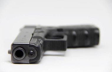 Tabanca, tek el kullanım için tasarlanmış, beyaz üzerine izole edilmiş küçük bir silah..