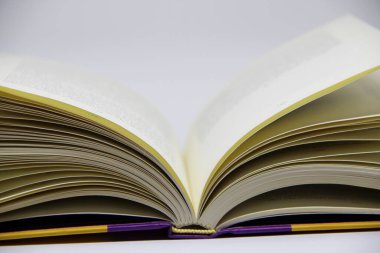 Açılmış kitabın masadaki yakın görüntüsü