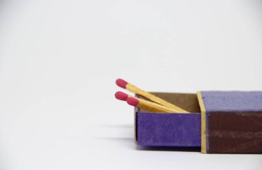 Beyaz arkaplanda kibrit kutusunda kibrit çöpleri