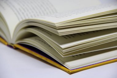 Açılmış kitabın masadaki yakın görüntüsü