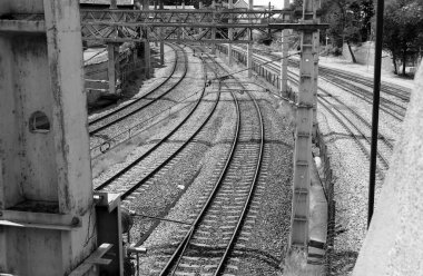 Tren istasyonundaki raylar.