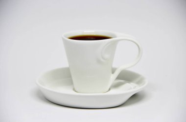 Beyaz arka planda bir fincan fincan dolusu kahve manzarası 