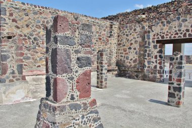 Meksika 'da antik bir şehir olan Teotihuacan, piramitlerin ve harabelerin manzarası