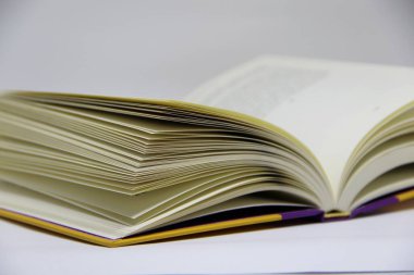 Açılmış kitabın masadaki yakın görüntüsü