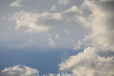 Mavi gökyüzünde beyaz bulutlar