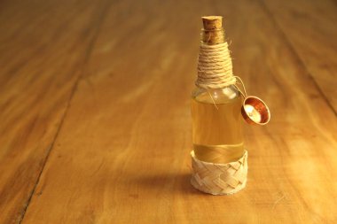 Ahşap zemin üzerinde sıvı bulunan mantarlı şişe görüntüsü