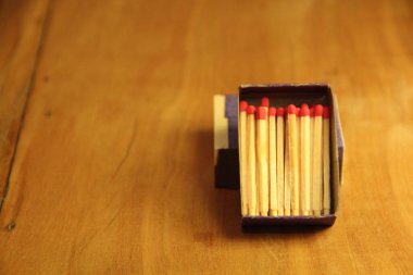 Tahta masa arkasında kibrit çöpleri