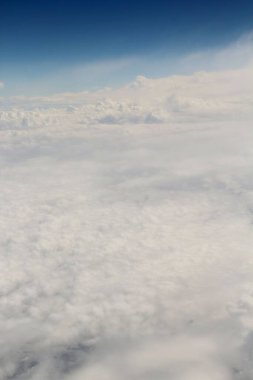 Mavi gökyüzünde beyaz bulutlar