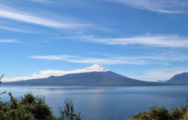 Karlı volkanın manzarası - Şili
