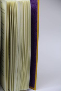 Açılmış kitabın masadaki yakın görüntüsü