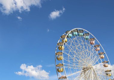 Dönme dolap mavi gökyüzü arkaplanına karşı