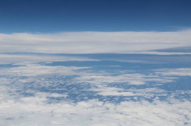 Mavi gökyüzünde beyaz bulutlar