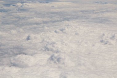 Mavi gökyüzünde beyaz bulutlar