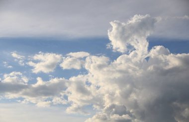 Mavi gökyüzünde beyaz bulutlar