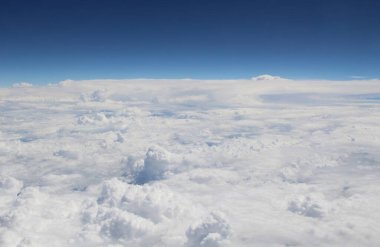 Mavi gökyüzünde beyaz bulutlar