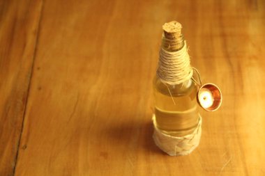 Ahşap zemin üzerinde sıvı bulunan mantarlı şişe görüntüsü