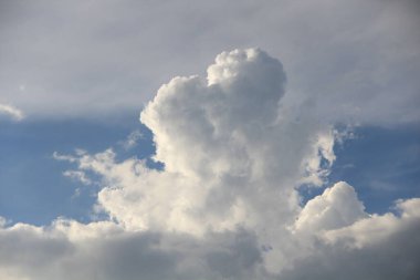 Mavi gökyüzünde beyaz bulutlar