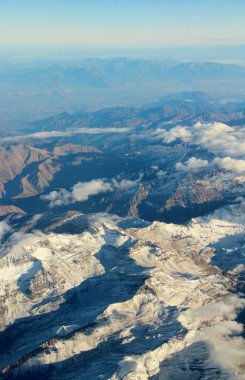Bulutlardaki dağların güzel hava manzarası 