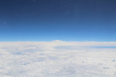 Mavi gökyüzünde beyaz bulutlar