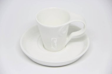 Beyaz arkaplanda fincan ve fincan tabağı görüntüsü 