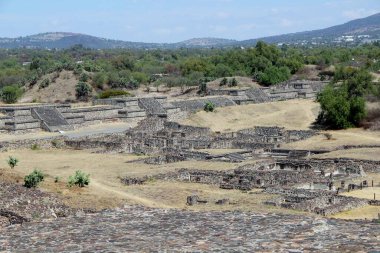 Meksika 'da antik bir şehir olan Teotihuacan, piramitlerin ve harabelerin manzarası