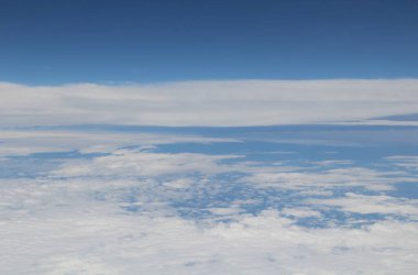 Mavi gökyüzünde beyaz bulutlar