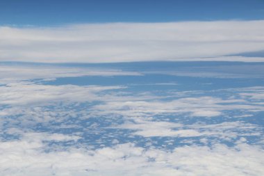 Mavi gökyüzünde beyaz bulutlar