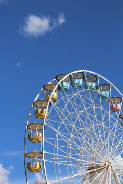 Dönme dolap mavi gökyüzü arkaplanına karşı