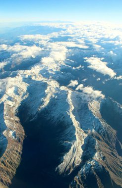 Bulutlardaki dağların güzel hava manzarası 