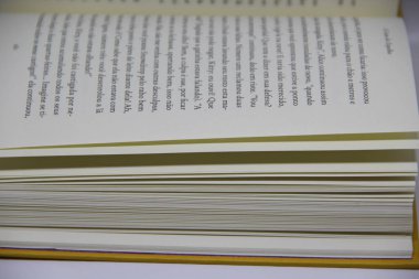 Açılmış kitabın masadaki yakın görüntüsü