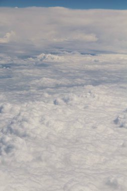 Mavi gökyüzünde beyaz bulutlar