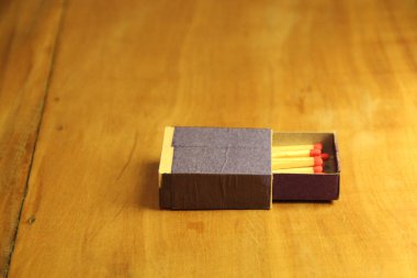 Tahta masa arkasında kibrit çöpleri