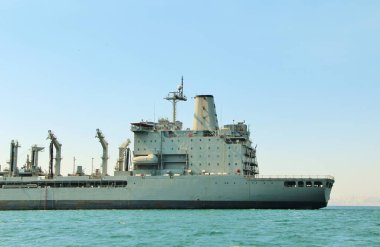 Denizdeki askeri donanma gemisi.