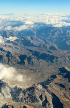 Bulutlardaki dağların güzel hava manzarası 