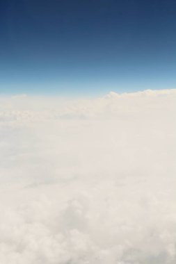 Mavi gökyüzünde beyaz bulutlar