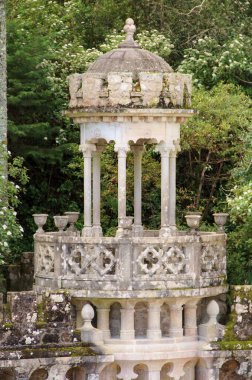 Mimari manzara, binaların cepheleri, ve saray kompleksinin bahçesi Quinta da Regaleira, Sintra, Portekiz