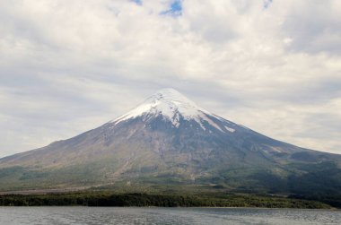 Karlı volkanın manzarası - Şili