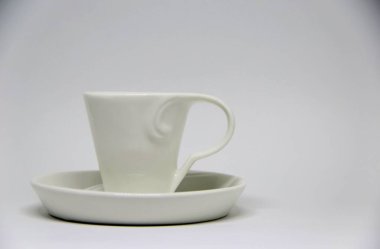 Beyaz arkaplanda fincan ve fincan tabağı görüntüsü 