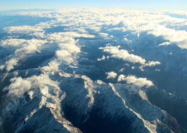 Bulutlardaki dağların güzel hava manzarası 
