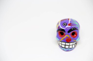 Beyaz arkaplanda Meksika kafatası