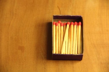 Tahta masa arkasında kibrit çöpleri